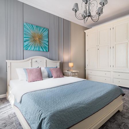 Moonlight Central Apartments Oradea Buitenkant foto